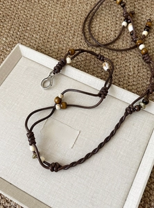 Detailansicht der böhmischen braunen geflochtenen Taillenkette mit schönen Holz- und Keramikperlen