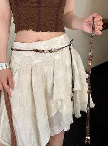 Nahaufnahme der böhmischen braunen Perlen-Taillenkette, Detail der Retro-Flechtgürtel.