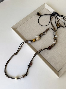 Detailansicht einer handgefertigten böhmischen braunen Perlen-Taillenkette für Kleider