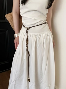 Makro-Detail einer böhmischen braunen geflochtenen Seiltaille-Kette mit eleganten Zierperlen