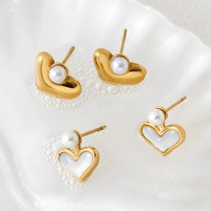Eleganti orecchini a cuore in oro con perle bianche e raffinato inserto in madreperla