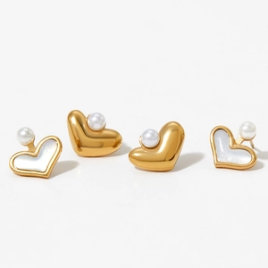 Eleganti orecchini a lobo minimalisti a forma di cuore dorati con accenti di perla.