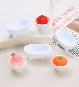 Dettaglio della mini vasca da bagno in resina e accessori vegetali colorati per il fai-da-te