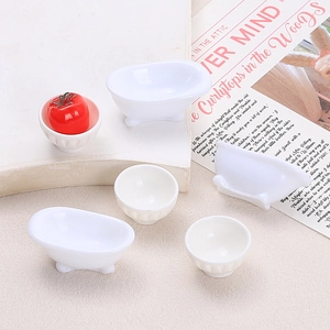 Miniatur-Puppenhaus-Badewanne-Set mit strukturierter Schale und roten Tomaten