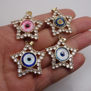 Main tenant quatre pendentifs étoile dorée avec zircon œil protecteur pour bijoux DIY
