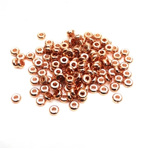 Cuentas espaciadoras planas de latón oro rosa brillante con superficie pulida y lisa