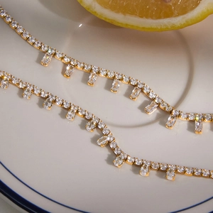 Dettaglio macro della collana di lusso in acciaio inossidabile con zirconi baguette