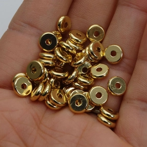 Cuentas espaciadoras planas redondas de latón dorado en mano para joyería DIY
