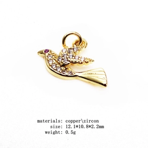 Detailed close-up of a zircon bird pendant in gold copper with 12.1x10.8mm dimensions