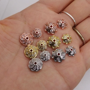 Dettaglio macro di distanziali in zirconi micro-pave in oro rosa e argento per gioielli
