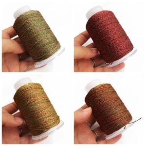 Detalle de hilos de tejido metálicos mezclados para joyas DIY y borlas hechas a mano