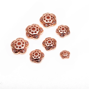 Dettaglio di copriperle a forma di fiore in oro rosa con zirconi per creazioni fai-da-te