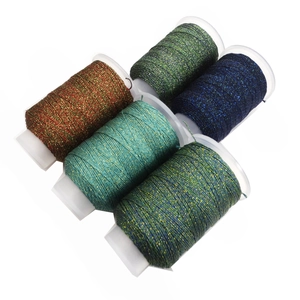 Detalle de 5 bobinas de hilo de bordar metálico en colores vibrantes variados