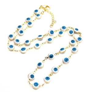 Detailansicht der Evil-Eye-Halskette mit goldener Kette, blauen Perlen und Karabinerverschluss
