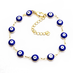 Detailansicht des Evil Eye Armbands mit blauen Perlen und goldenem Karabinerverschluss