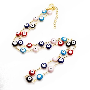Detail bunter Evil-Eye-Perlen an einer vergoldeten Halskette mit Karabinerverschluss