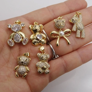 Vergoldete Teddybär-Anhänger mit Zirkonia-Besatz und eleganten weißen Perlen-Details