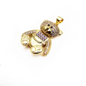 Detail eines Teddybär-Anhängers aus Kupfer mit lila und weißen Zirkonia-Steinen