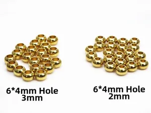 Detalle de cuentas espaciadoras de latón dorado de 6x4mm con agujeros de 2 y 3mm