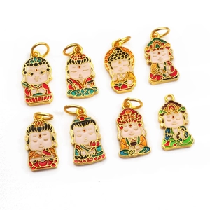 Lot de 8 pendentifs en émail doré représentant des figurines de divinités traditionnelles