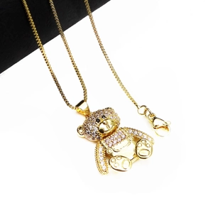 Detaillierte Nahaufnahme des goldenen Bärenanhängers mit rosa und weißen Zirkonia-Kristallen