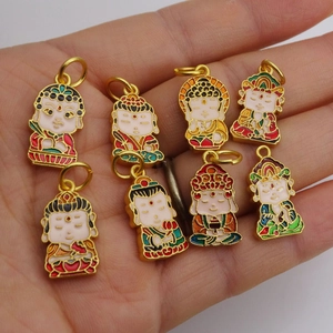 Lot de 8 pendentifs Dieu de la Richesse en émail doré tenus en main pour la taille