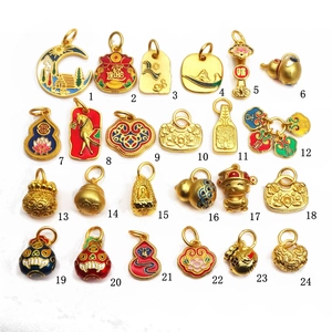 Colección de 24 dijes tradicionales de esmalte dorado para joyería de la suerte