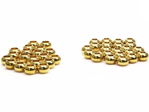 Primer plano de cuentas espaciadoras de latón dorado pulido para joyería y collares
