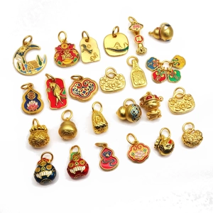 Detalle de colgantes de esmalte dorado con gato de la suerte y motivos de calabaza