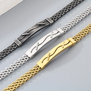 Détail de bracelets tressés pour hommes en acier inoxydable avec plaque ondulée