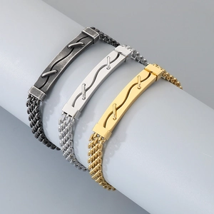 Vue détaillée de trois bracelets en acier inoxydable en finitions or, argent et noir.