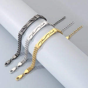 Vue détaillée des bracelets tressés en acier inoxydable pour hommes avec plaque.