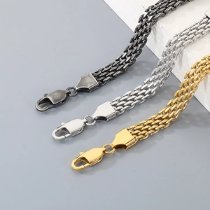 Gros plan de bracelets tressés en acier inoxydable en argent, or et noir.