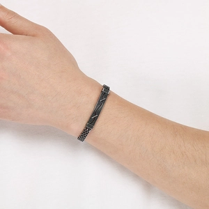Vue détaillée d'un bracelet tressé en acier inoxydable pour homme avec plaque à vagues
