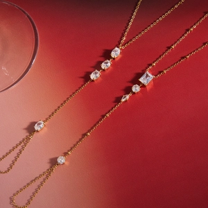 Detalle de una elegante pulsera de mano de acero dorado con circonitas cúbicas brillantes