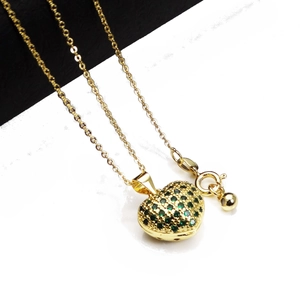 Detail von grünem Mikro-Zirkonia Herzanhänger an Goldkette mit Karabinerverschluss