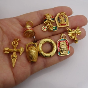 Colgantes chinos de esmalte dorado con símbolos de suerte y figuras de Buda religiosas