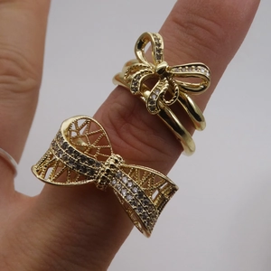 Verstellbare 14k vergoldete Schleifenringe mit Zirkonia-Mikropflaster auf dem Finger