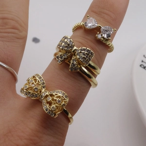 Drei 14k vergoldete Schleifenringe mit Zirkon-Steinen im Set für den Layering-Look