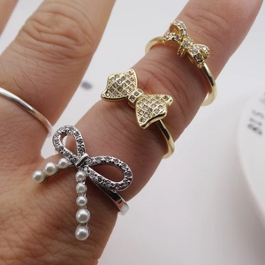 Makroaufnahme von 14k Gold-Schleifenring mit Mikro-Zirkonia und feinen Perlen-Akzenten