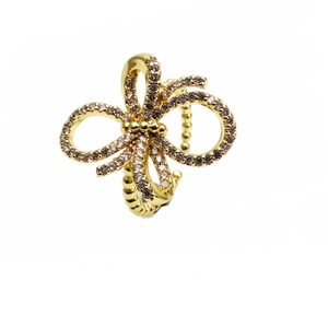 Detailaufnahme des 14k Gold-Schleifenrings mit mikroverzierten funkelnden Zirkonsteinen