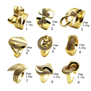 Set mit 9 verstellbaren 14k vergoldeten geometrischen Bogenringen mit Zirkonia-Mikropflaster