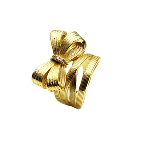 14k vergoldeter verstellbarer Schleifenring mit Zirkonia und gebürsteter Metallstruktur