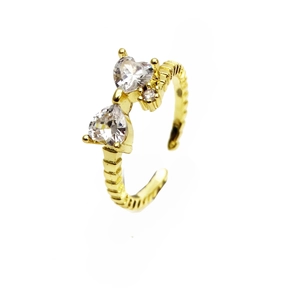 Detail eines verstellbaren Goldbogens-Rings mit Herz-Zirkon und strukturierter Schiene