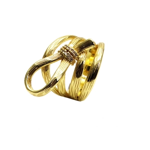 Detail eines 14k vergoldeten Schichtrings mit Zirkonia-Pflasterstein-Akzenten