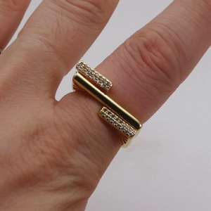 Anello geometrico minimalista placcato oro 14k con dettagli in pavé di zirconi cubici