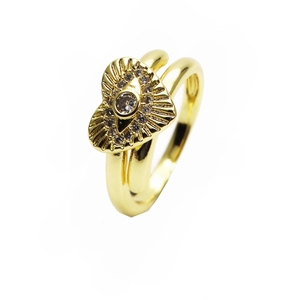 Dettaglio anello a cuore placcato oro 14k con zircone malocchio e doppio cinturino