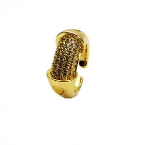 Nahaufnahme des 14k vergoldeten breiten Rings mit pavégefassten Zirkon-Steinen