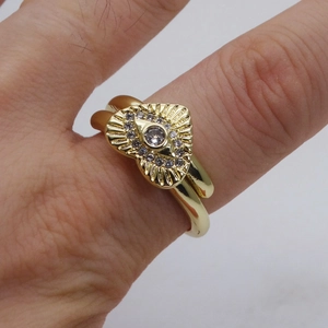 Dettaglio dell'anello a cuore dorato regolabile con motivo Evil Eye in zirconi