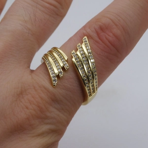 Detail von verstellbarem, 14k vergoldetem Schleifenring mit Zirkonia am Finger